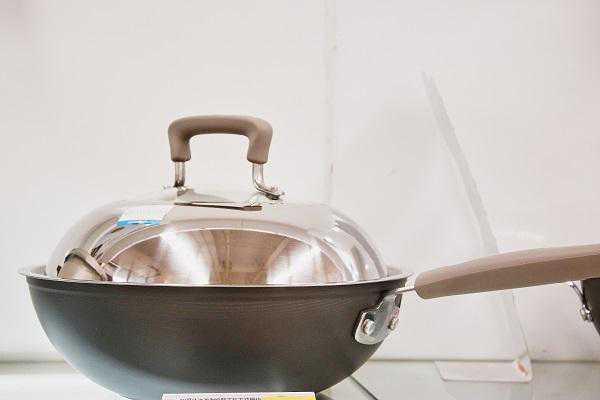 不粘锅有毒还致癌，真假？锅底有划痕还能用吗？看研究怎么说