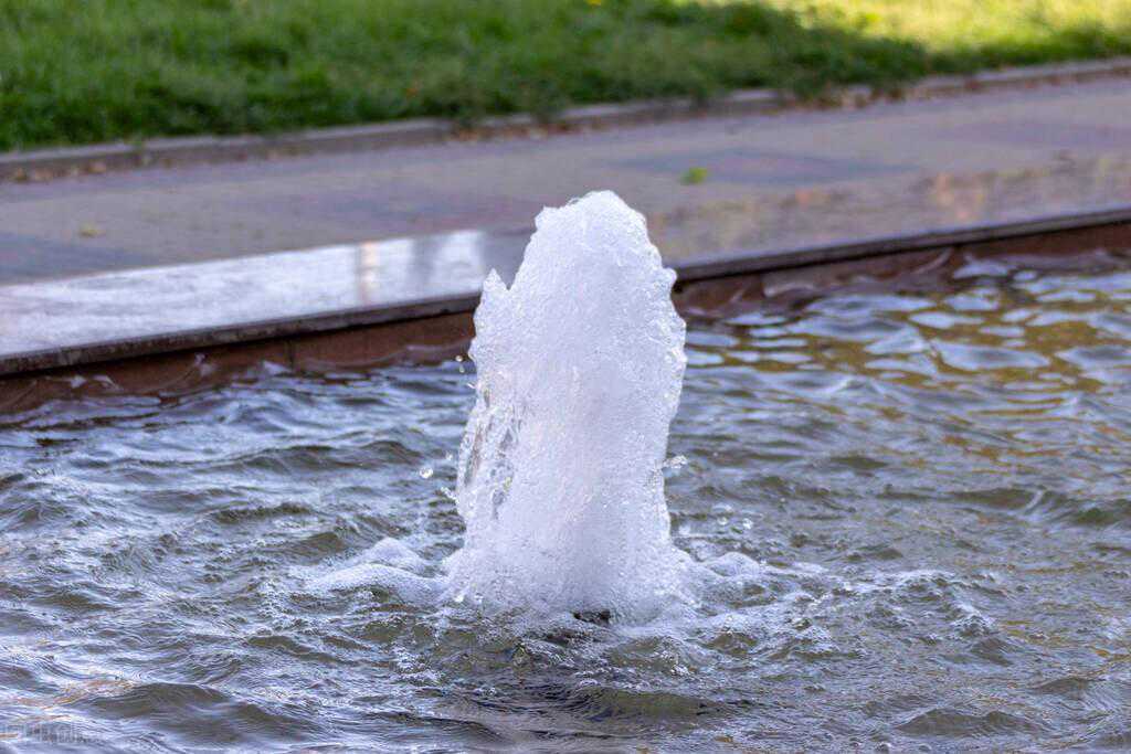 喷泉是.常见的花园水景之一，那么喷泉是如何设计的呢？