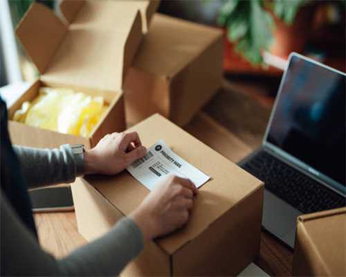 员外用剩饭招待木匠，木匠隐忍不发，往梁上放秸秆小车