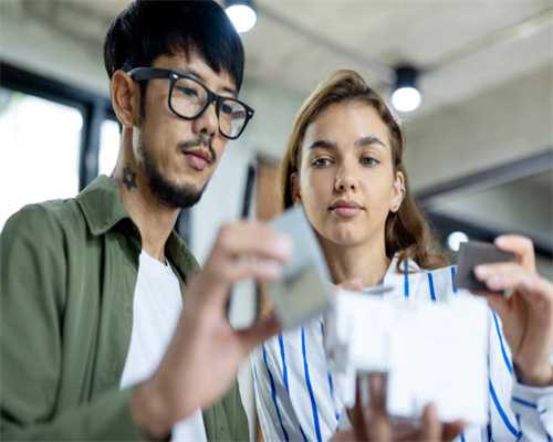 她装修6㎡超小卧室，放下床后“头脚顶墙”，空间虽小却有安全感