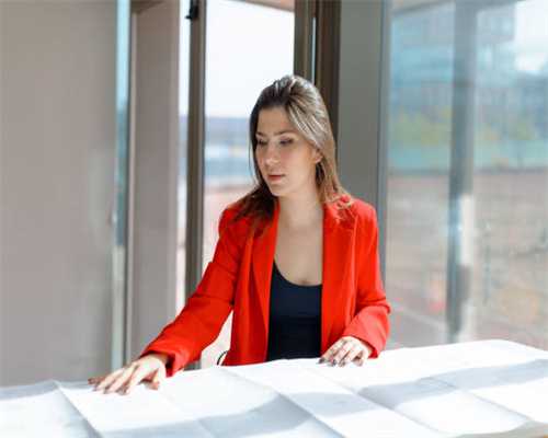 四川尚象建筑取得建筑防水卷材铺设设备专利,向前推动时能够将折回的防水卷材重新翻折后粘贴在楼面上 四川尚象建筑取得建筑防水卷材铺设设备专利,向前推动时能够将折回的防水卷材重新翻折后粘贴在楼面上