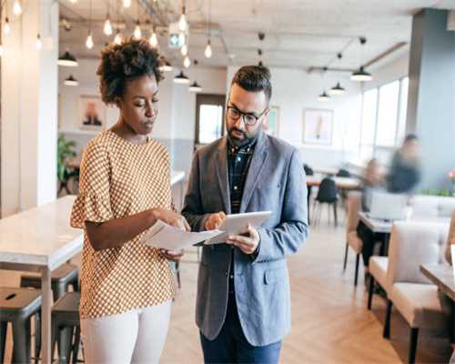 农村缝新婚棉被，一床十斤重，暖和又喜兴