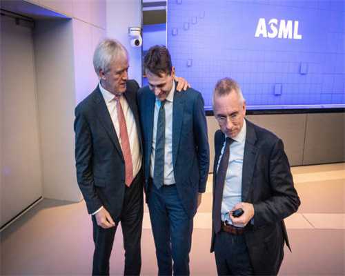 女生试衣遭陌生男性拉帘，相关法律点解读