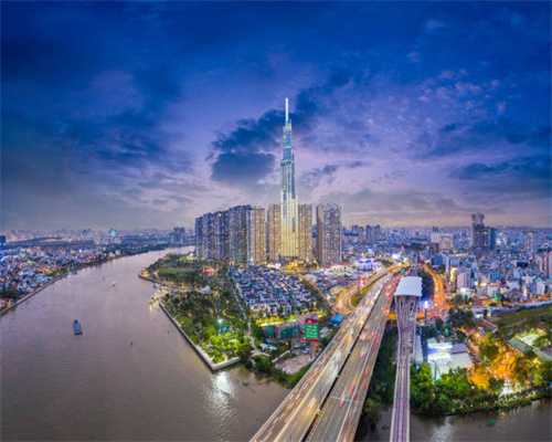 在开过花的蝴蝶兰花枝上放一块香蕉皮，突然又开出了许多花朵